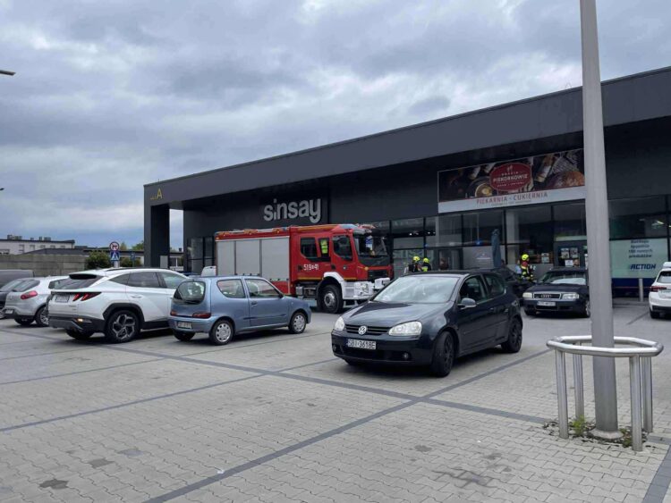 Alarm pożarowy w parku handlowym – interweniowały służby z OSP Kęty i JRG Andrychów