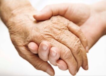 Niecodzienna sytuacja na osiedlu w Kętach. Z pomocą ruszyli mieszkańcy i policja