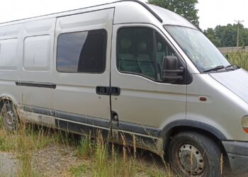 Wypadek motocyklisty w Bielanach na ulicy Miodowej – BMW zderzyło się z Renault