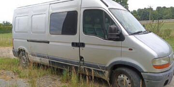 Wypadek motocyklisty w Bielanach na ulicy Miodowej – BMW zderzyło się z Renault