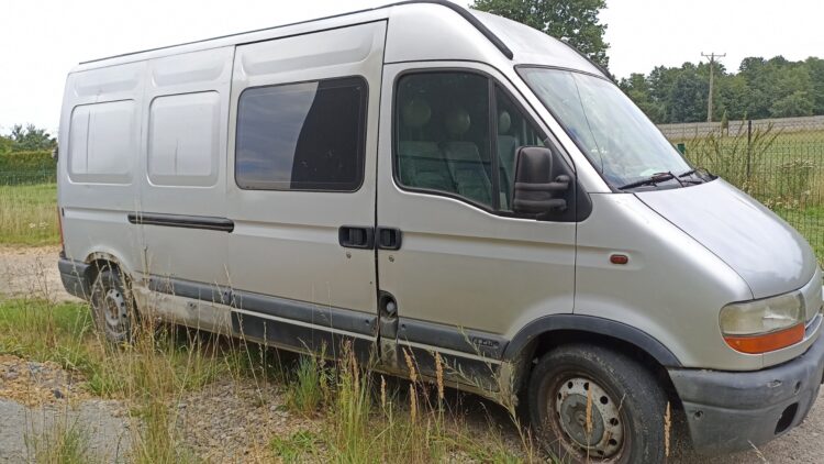 Wypadek motocyklisty w Bielanach na ulicy Miodowej – BMW zderzyło się z Renault