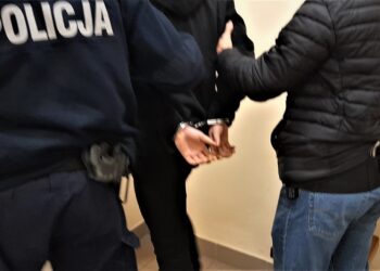 Groził śmiercią, niszczył mienie i znieważył policjantów. 49-latek z gminy Kęty trafił do aresztu