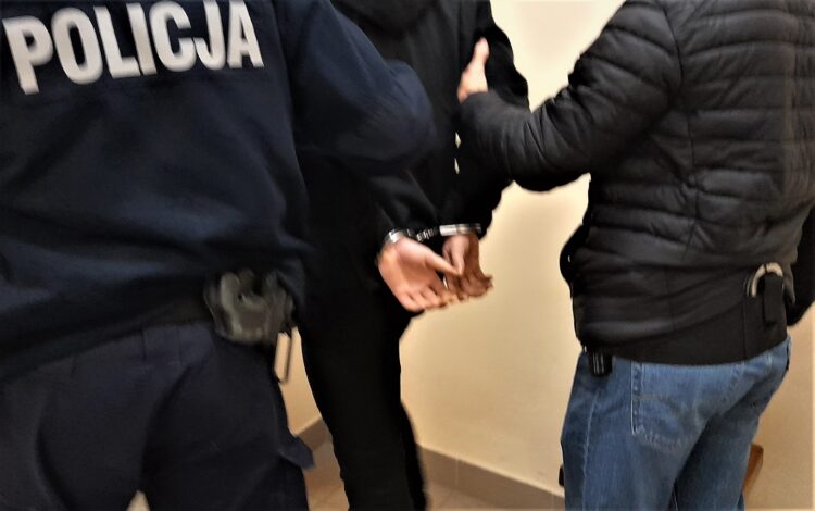 Groził śmiercią, niszczył mienie i znieważył policjantów. 49-latek z gminy Kęty trafił do aresztu