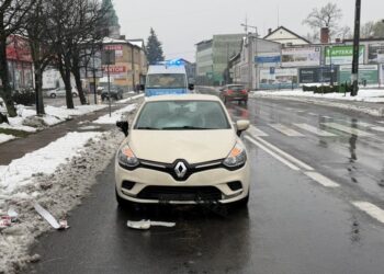 Potrącenie na przejściu dla pieszych w Kętach. 76-letnia kobieta z poważnym urazem kręgosłupa