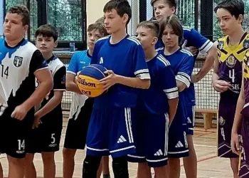 Koszykarski sukces „Trójki” z Kęt! Drugie miejsce w Powiatowych Igrzyskach Dzieci 3×3
