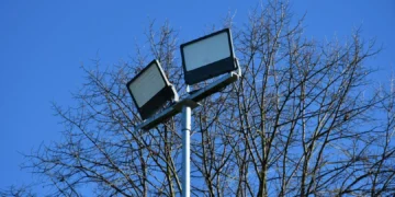 Nowe oświetlenie boiska TS Hejnał Kęty odebrane. Lepsze warunki treningowe dla zawodników