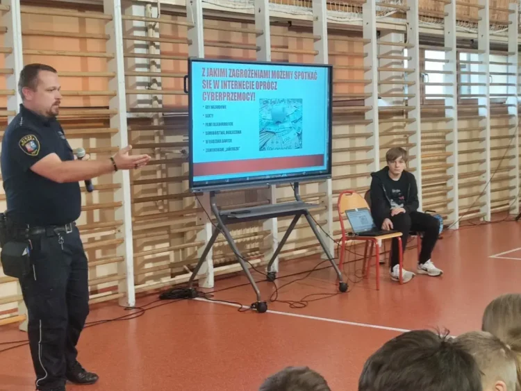 O cyberprzemocy bez tabu. Ważna prelekcja Straży Miejskiej w ZSP nr 3 w Kętach