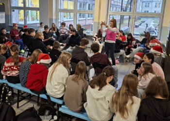 Kreatywne Mikołajki w Bulowicach. Włóczki opanowały szkolne korytarze