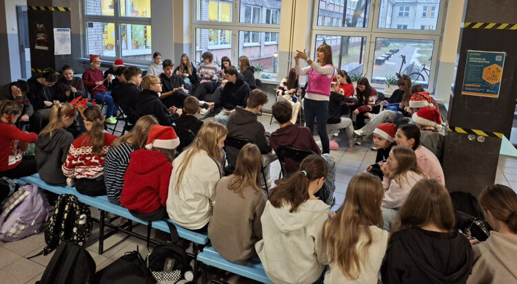 Kreatywne Mikołajki w Bulowicach. Włóczki opanowały szkolne korytarze