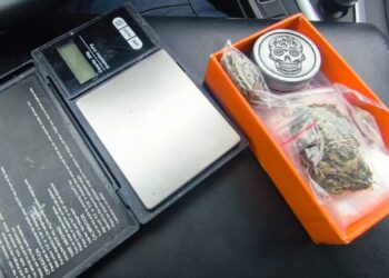 Narkotyki w aucie w Gminie Kęty. Kierowca pod wpływem amfetaminy, pasażer z marihuaną