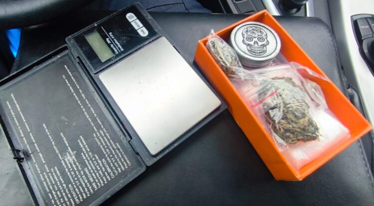 Narkotyki w aucie w Gminie Kęty. Kierowca pod wpływem amfetaminy, pasażer z marihuaną