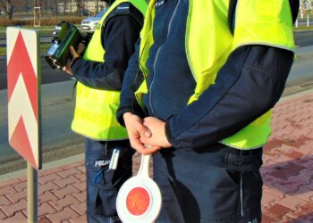 Łęki: Brawurowa jazda zakończona kontrolą. Policja zatrzymała piratów drogowych