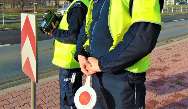 Łęki: Brawurowa jazda zakończona kontrolą. Policja zatrzymała piratów drogowych