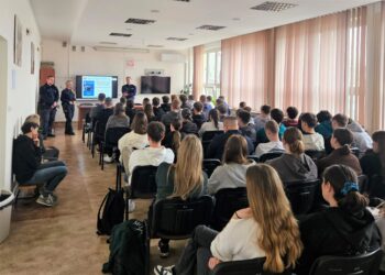 Policja zachęca maturzystów z Kęt do służby! Spotkanie z komendantami inspiracją dla młodych