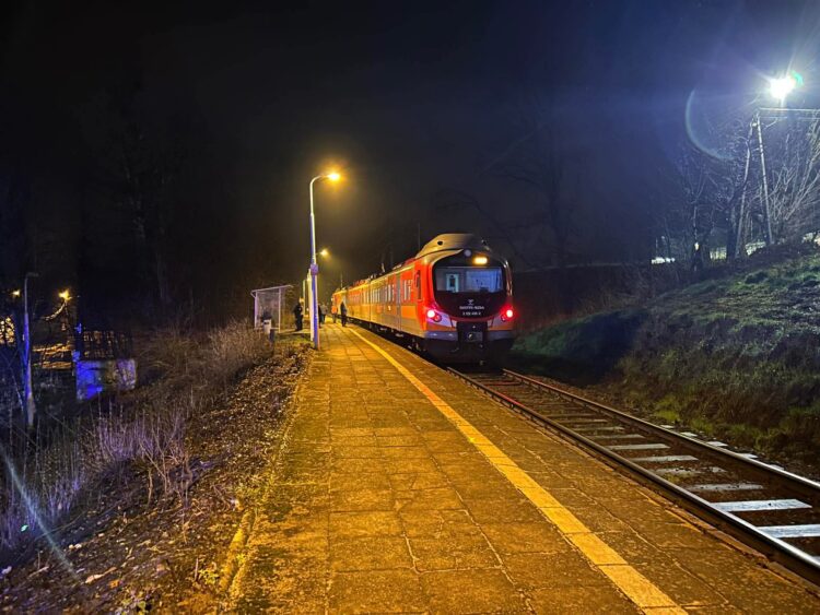 Groźny wypadek na torach w Bulowicach – mężczyzna ranny po potrąceniu przez pociąg