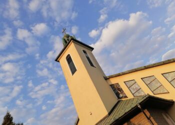 Malec: Napięcie po nabożeństwie. Wierni zarzucają księdzu niestosowne zachowanie wobec nastolatki