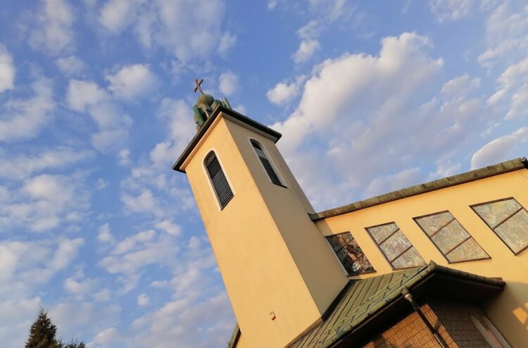 Malec: Napięcie po nabożeństwie. Wierni zarzucają księdzu niestosowne zachowanie wobec nastolatki